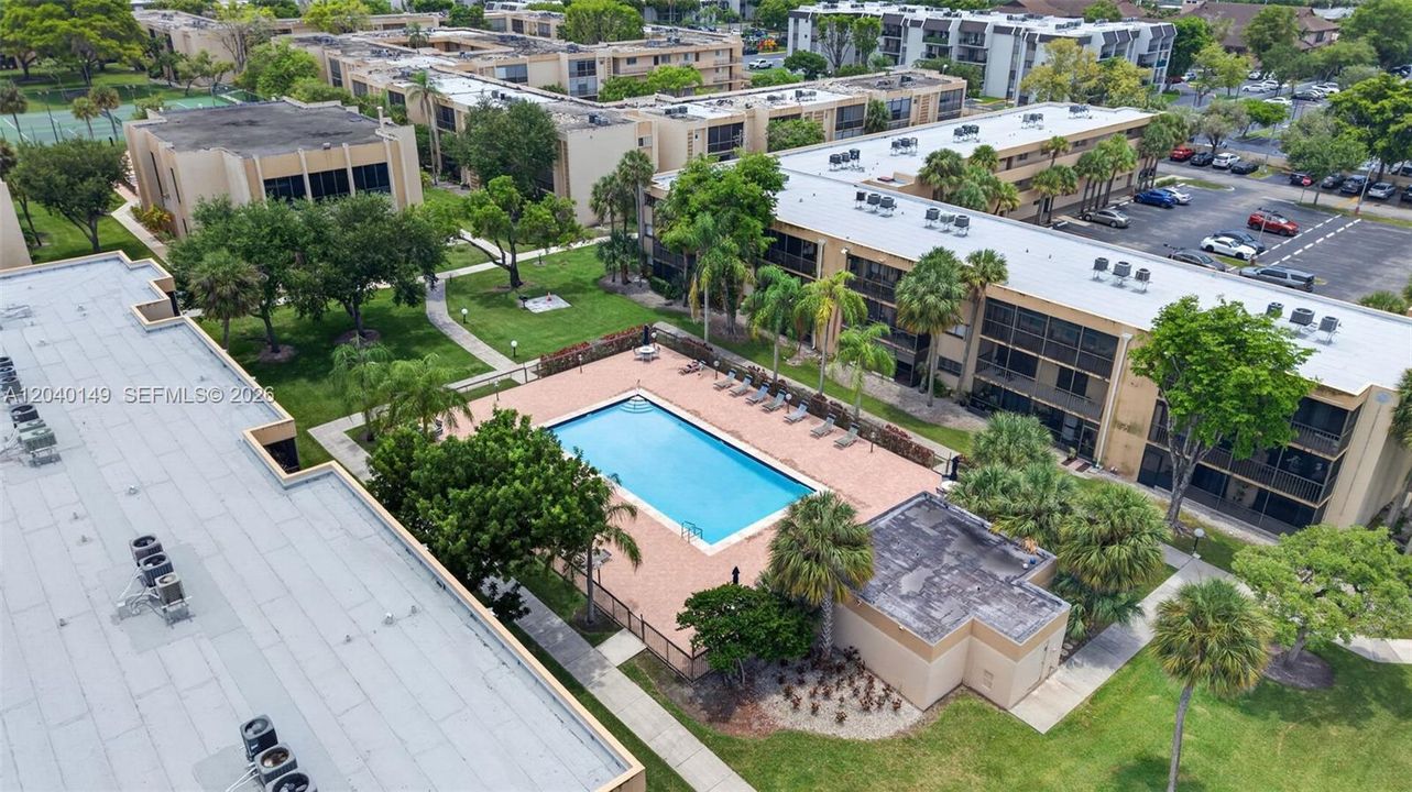 For Sale: $275,000 (2 beds, 2 baths, 985 Square Feet)
