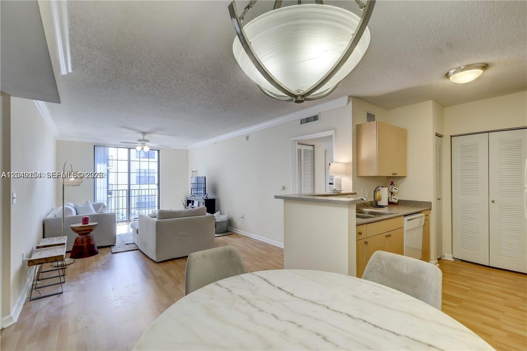 В аренду: $2,350 (2 спален, 1 ванн, 1002 Квадратных фут)