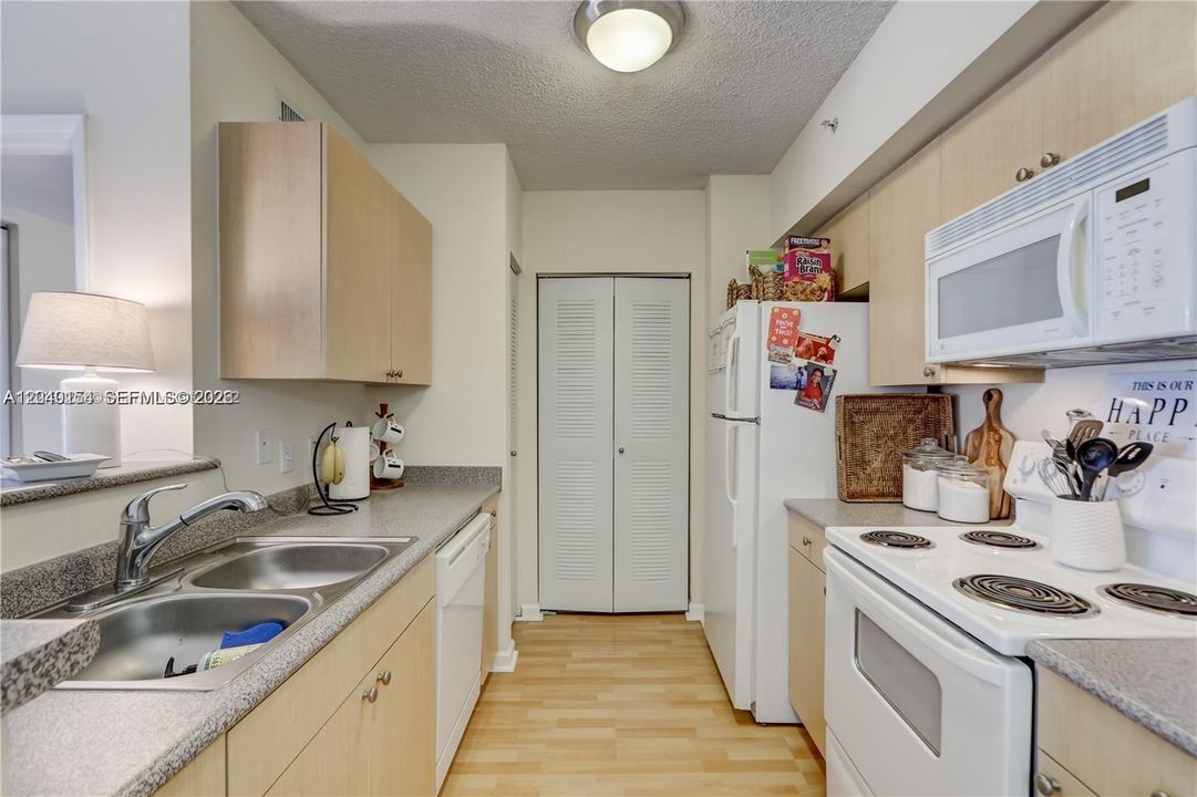 В аренду: $2,350 (2 спален, 1 ванн, 1002 Квадратных фут)