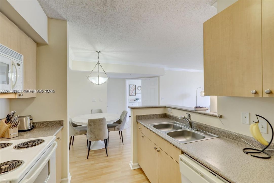 В аренду: $2,350 (2 спален, 1 ванн, 1002 Квадратных фут)