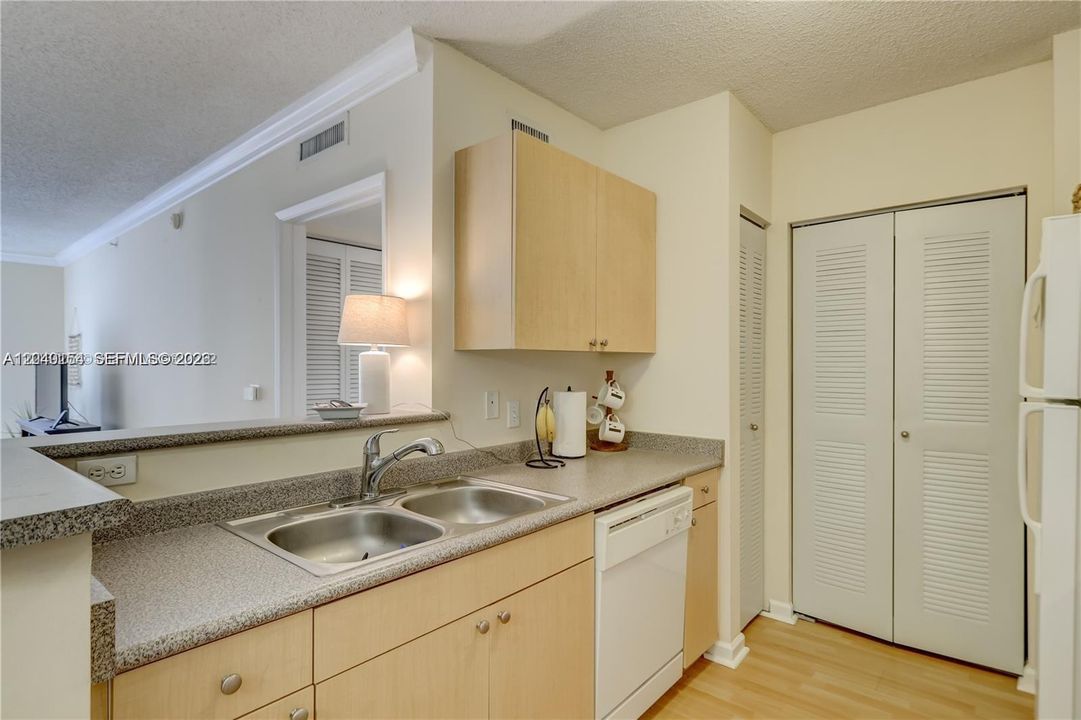 В аренду: $2,350 (2 спален, 1 ванн, 1002 Квадратных фут)