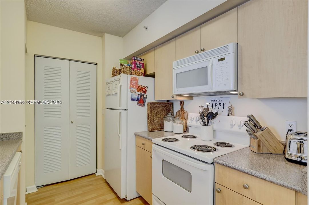 В аренду: $2,350 (2 спален, 1 ванн, 1002 Квадратных фут)