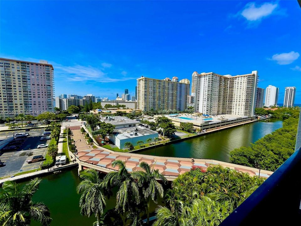 На продажу: $575,000 (2 спален, 2 ванн, 1116 Квадратных фут)