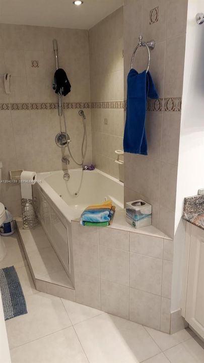 For Rent: $3,400 (2 beds, 2 baths, 1222 Square Feet)