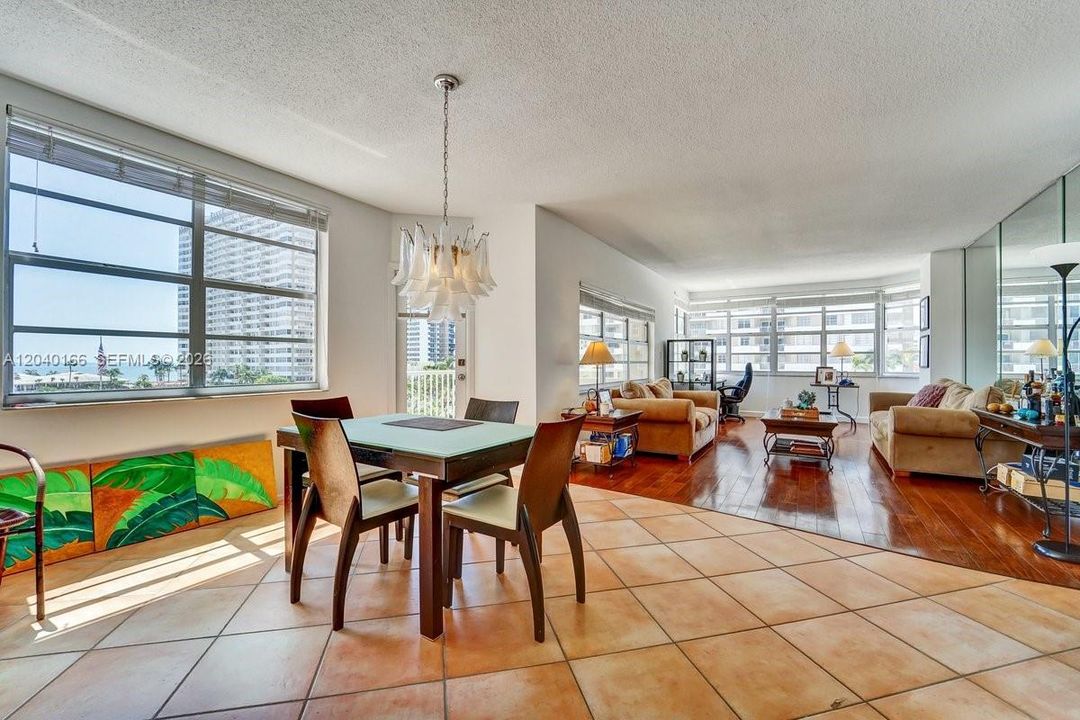 For Rent: $2,800 (2 beds, 2 baths, 1275 Square Feet)