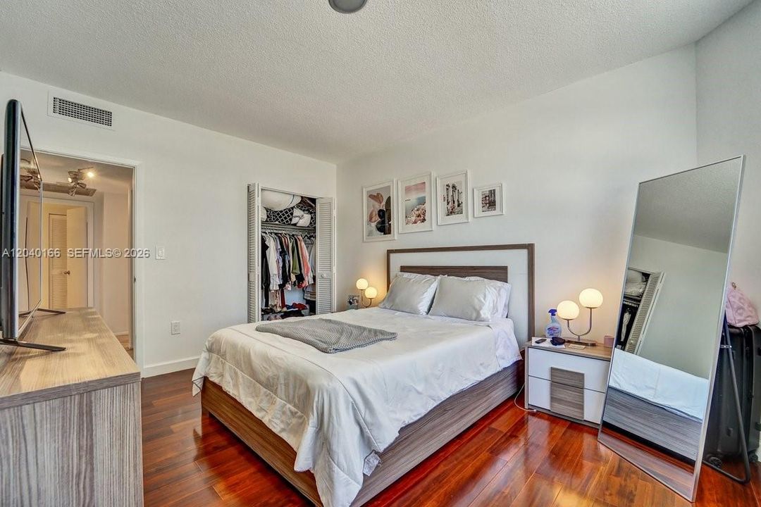 For Rent: $2,800 (2 beds, 2 baths, 1275 Square Feet)