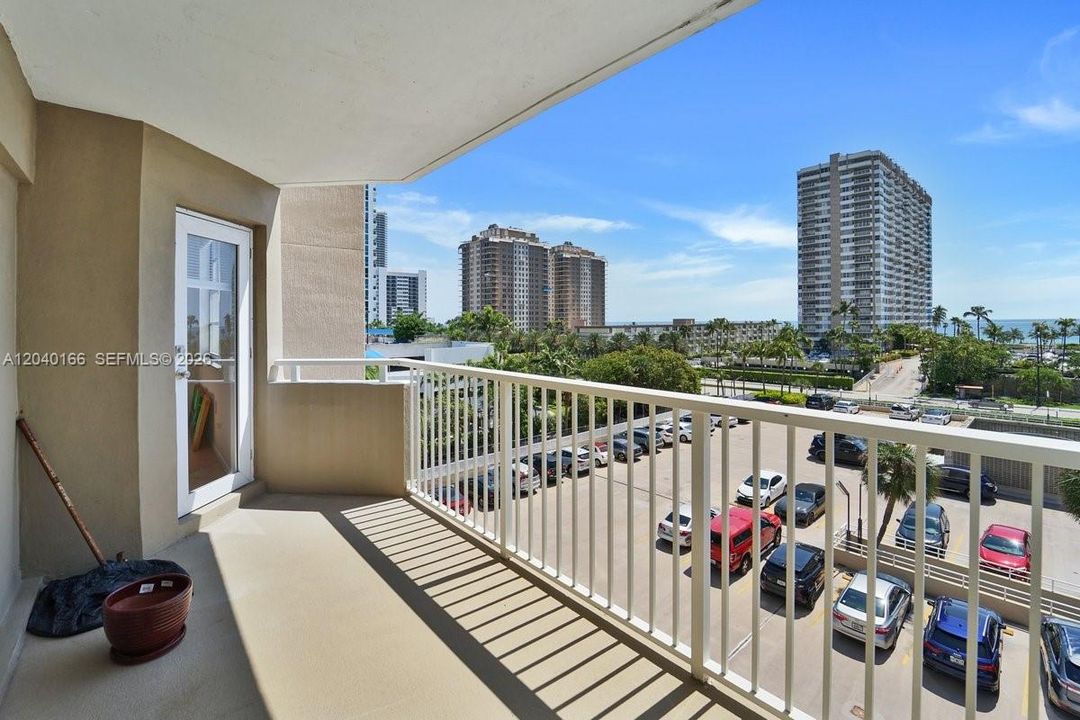 For Rent: $2,800 (2 beds, 2 baths, 1275 Square Feet)