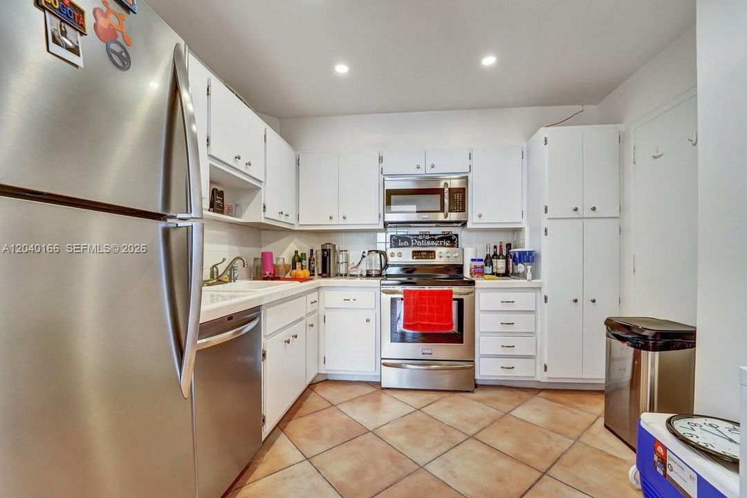 For Rent: $2,800 (2 beds, 2 baths, 1275 Square Feet)