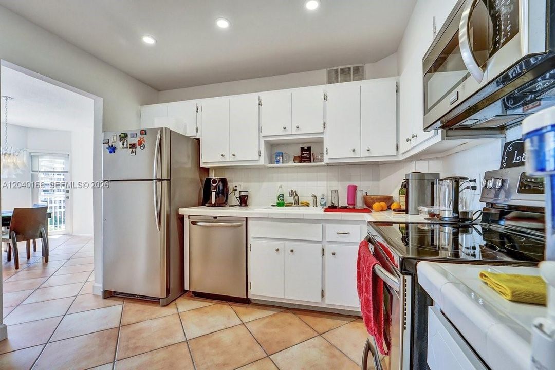 For Rent: $2,800 (2 beds, 2 baths, 1275 Square Feet)