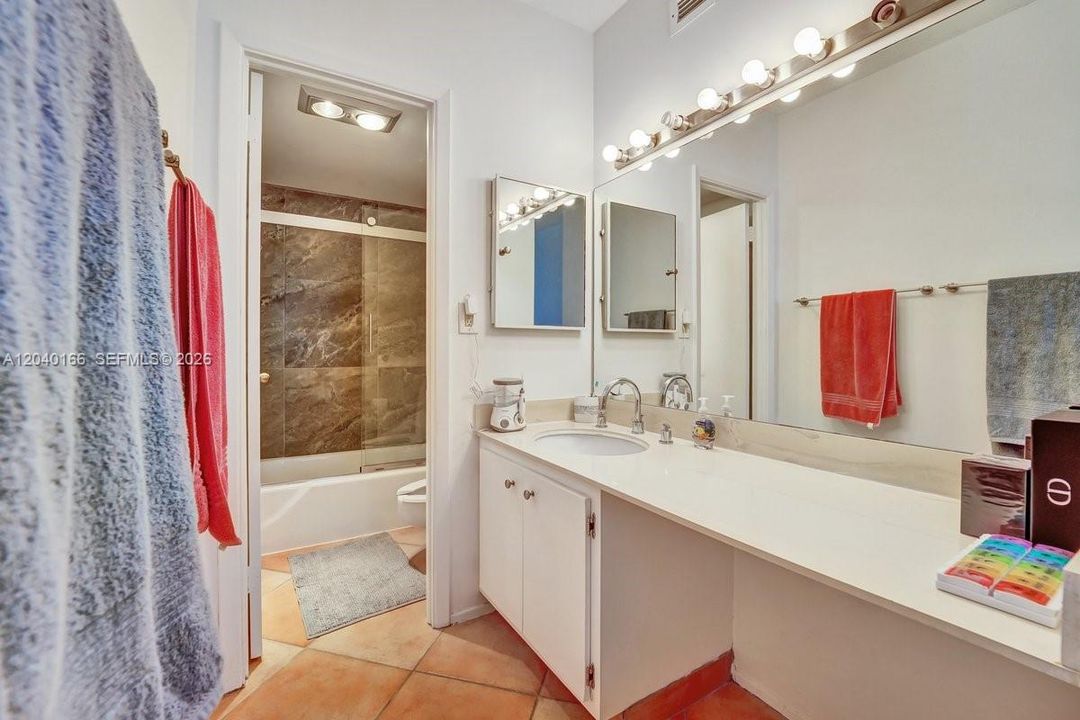 For Rent: $2,800 (2 beds, 2 baths, 1275 Square Feet)