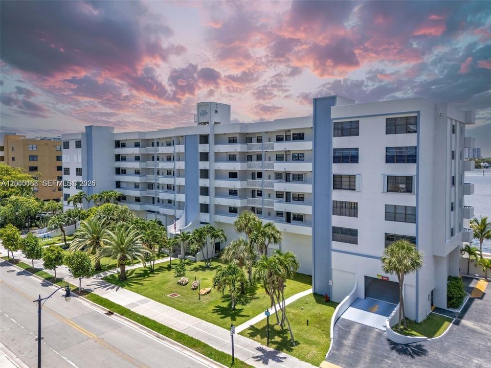 For Rent: $2,850 (2 beds, 2 baths, 1050 Square Feet)