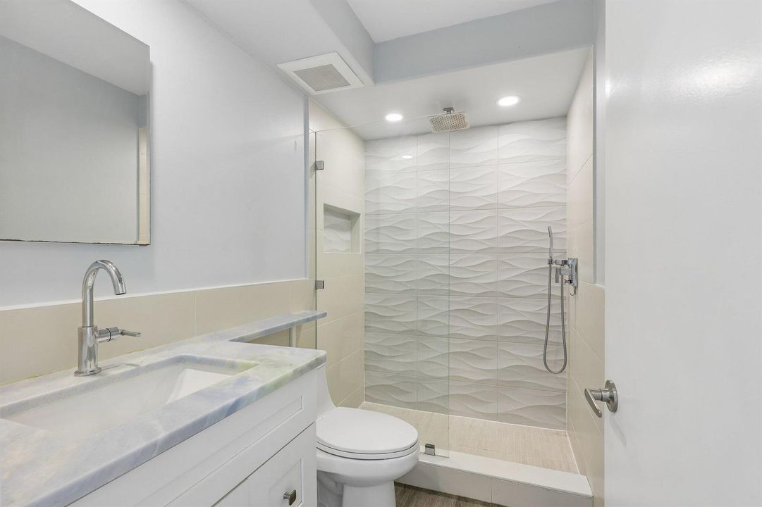 29-web-or-mls-S Ocean Dr 111-S1706-029