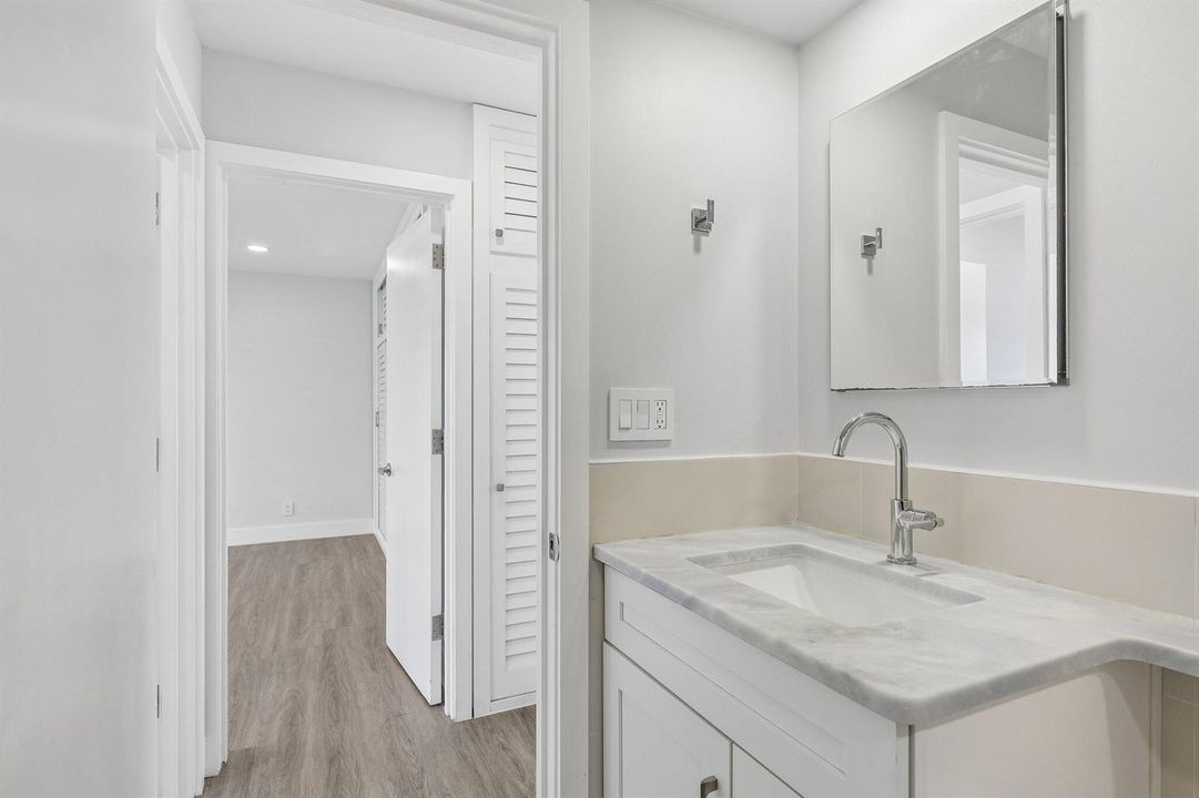 31-web-or-mls-S Ocean Dr 111-S1706-031
