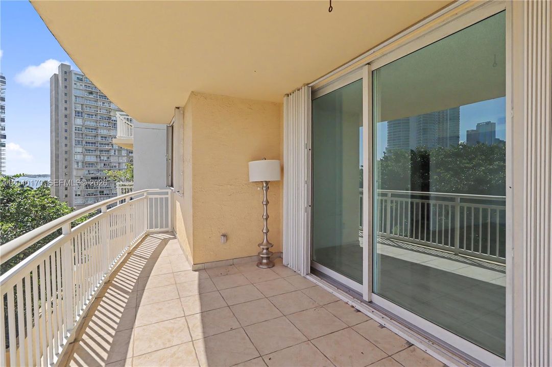 For Sale: $650,000 (2 beds, 2 baths, 1140 Square Feet)