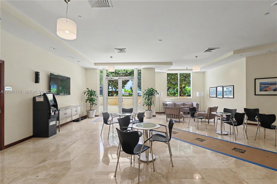 For Sale: $650,000 (2 beds, 2 baths, 1140 Square Feet)