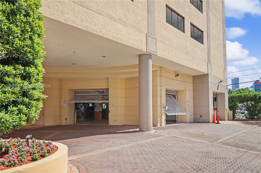 For Sale: $650,000 (2 beds, 2 baths, 1140 Square Feet)