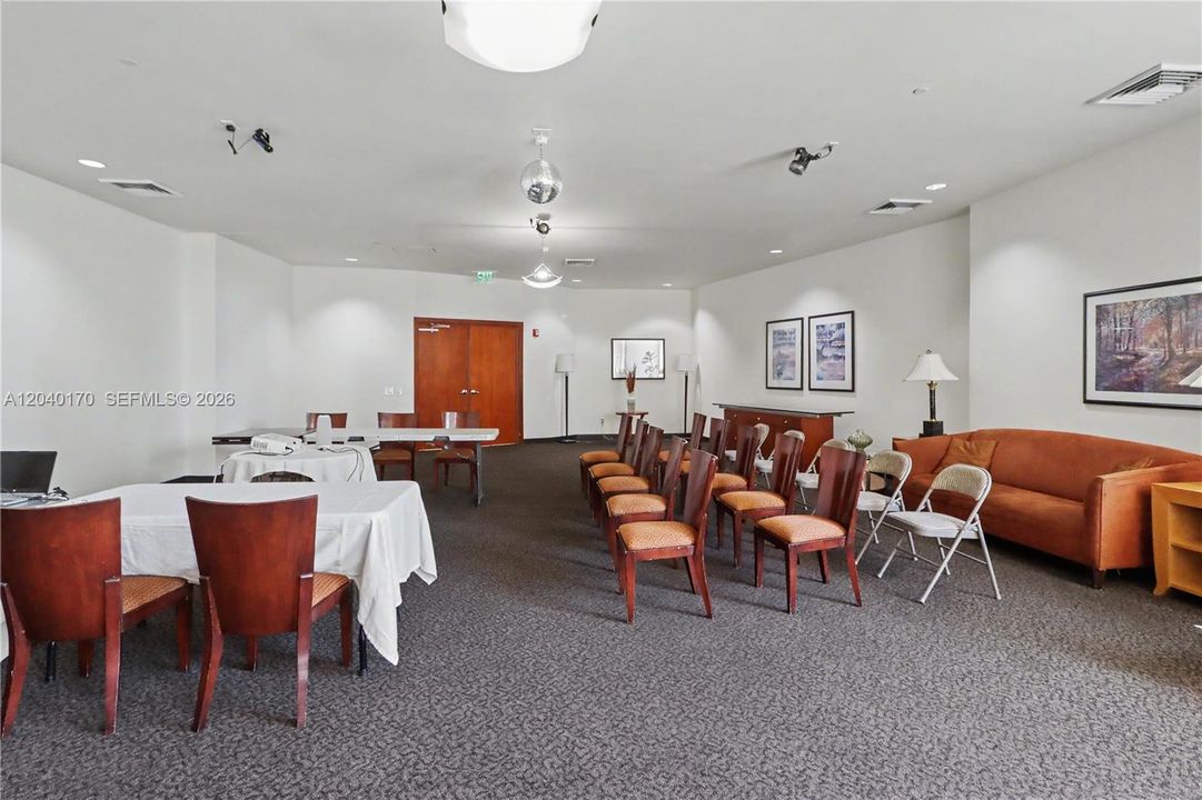 For Sale: $650,000 (2 beds, 2 baths, 1140 Square Feet)