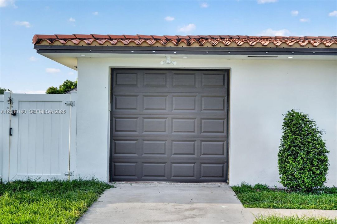 For Sale: $800,000 (3 beds, 2 baths, 1188 Square Feet)