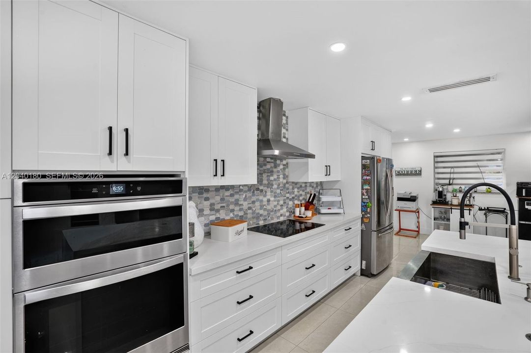For Sale: $800,000 (3 beds, 2 baths, 1188 Square Feet)