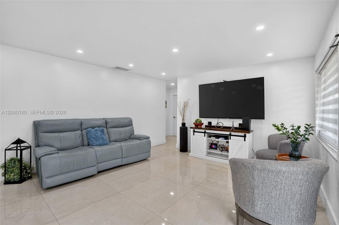 For Sale: $800,000 (3 beds, 2 baths, 1188 Square Feet)