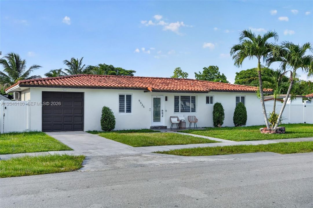 For Sale: $800,000 (3 beds, 2 baths, 1188 Square Feet)