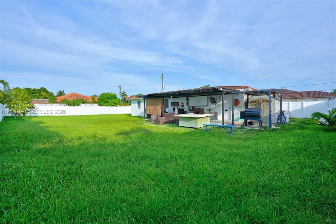 For Sale: $800,000 (3 beds, 2 baths, 1188 Square Feet)