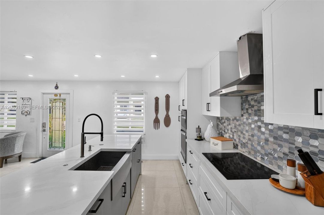 For Sale: $800,000 (3 beds, 2 baths, 1188 Square Feet)