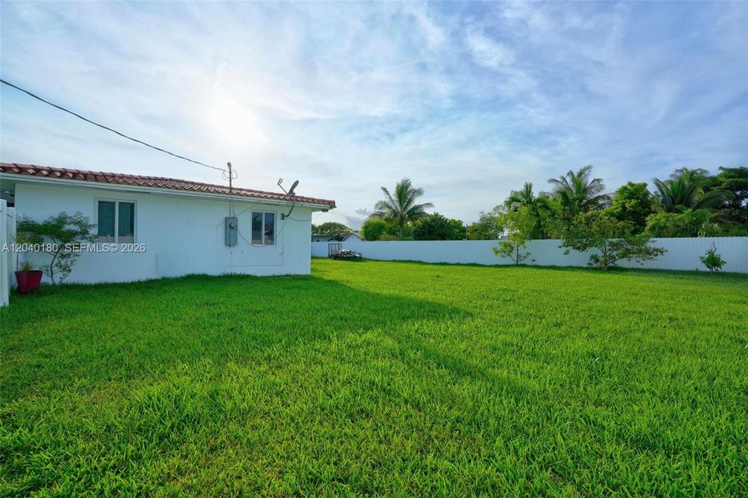 For Sale: $800,000 (3 beds, 2 baths, 1188 Square Feet)