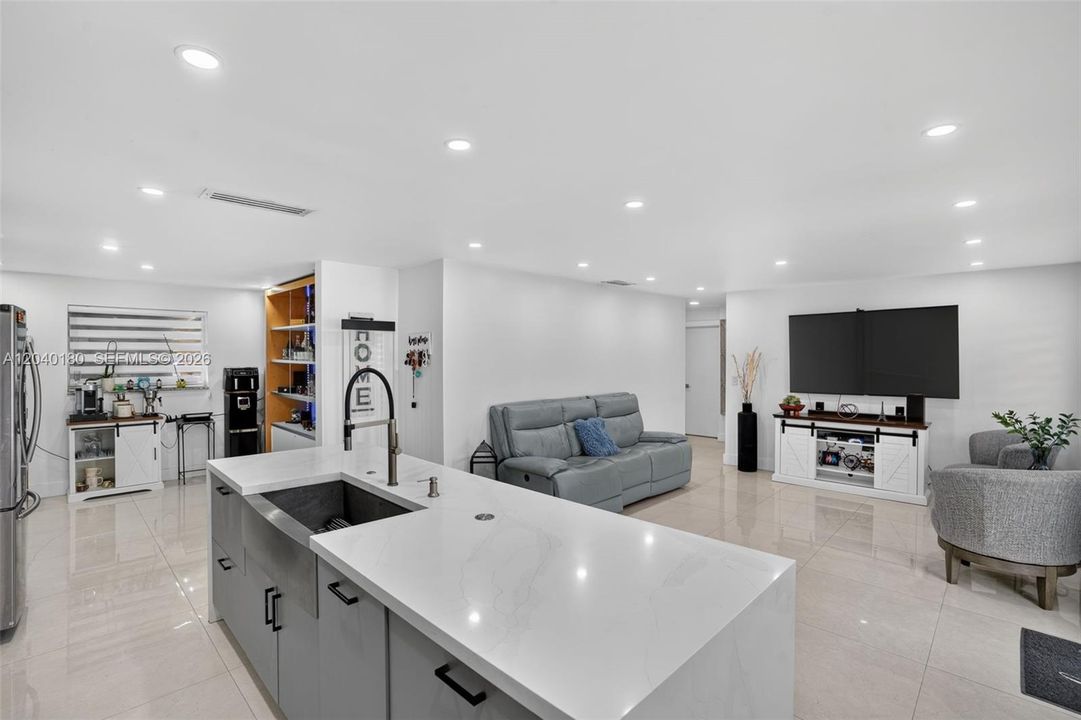 For Sale: $800,000 (3 beds, 2 baths, 1188 Square Feet)