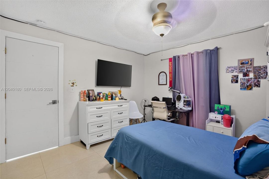 For Sale: $800,000 (3 beds, 2 baths, 1188 Square Feet)