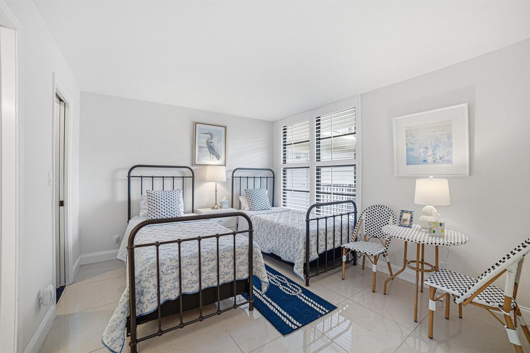 Second Bedroom large and light - Boca Ra
