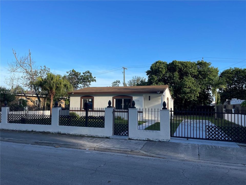For Rent: $3,200 (3 beds, 2 baths, 1292 Square Feet)
