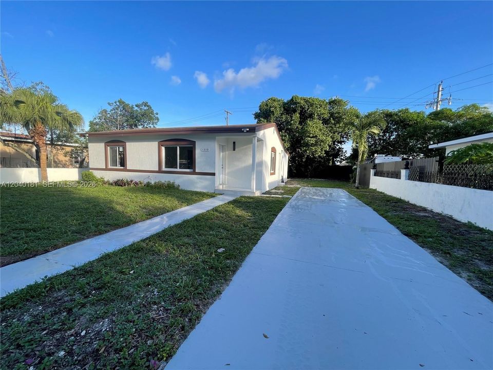 For Rent: $3,200 (3 beds, 2 baths, 1292 Square Feet)