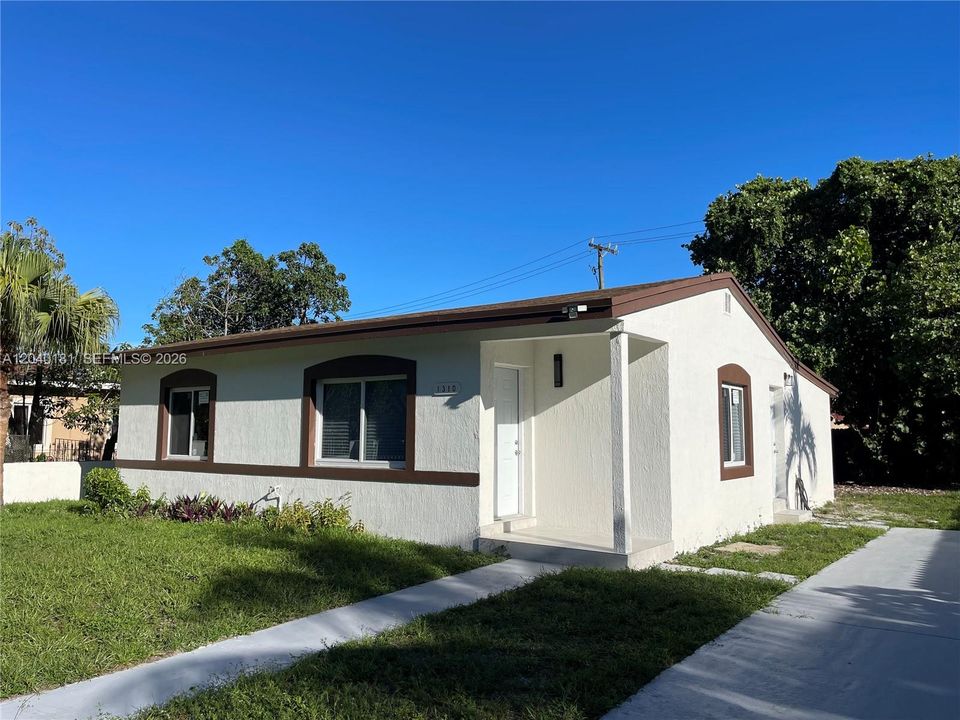 For Rent: $3,200 (3 beds, 2 baths, 1292 Square Feet)