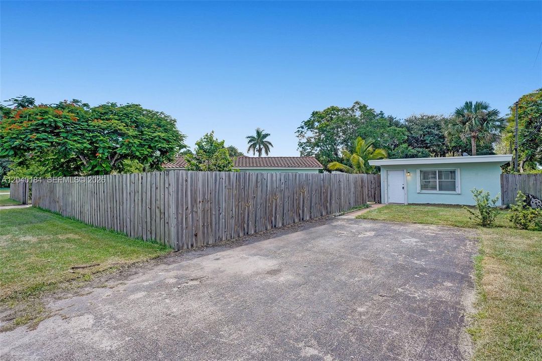For Rent: $2,100 (1 beds, 1 baths, 769 Square Feet)