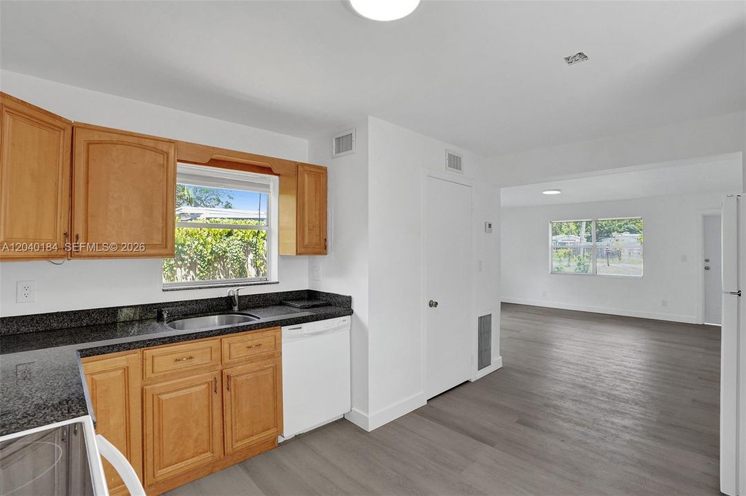 LIVING ROOM TO RIGHT/BACK