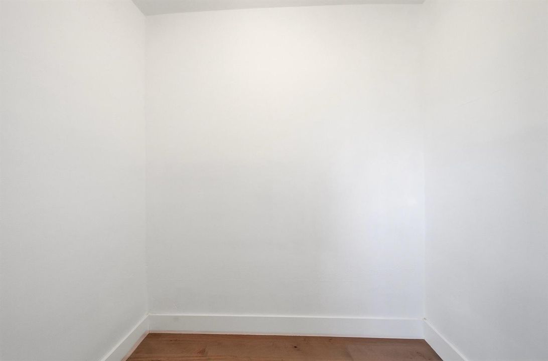 13_walk-in closet