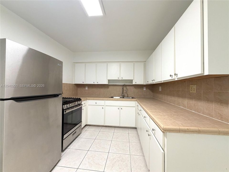 На продажу: $465,000 (4 спален, 2 ванн, 1184 Квадратных фут)