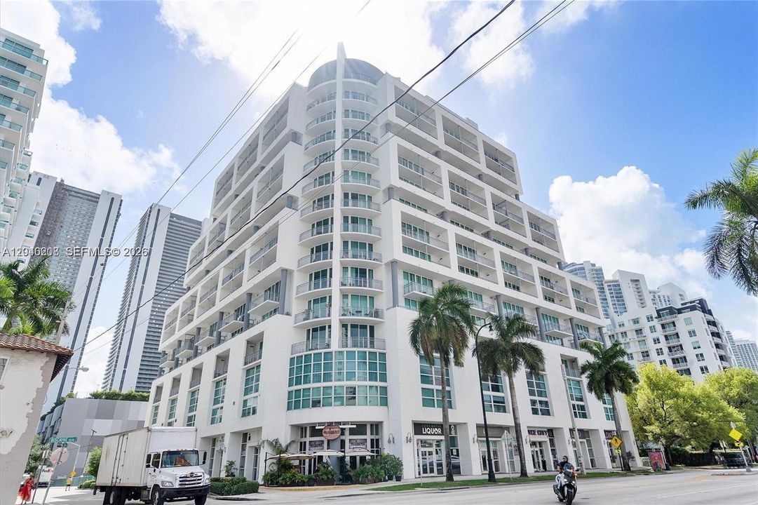 For Sale: $315,000 (1 beds, 1 baths, 679 Square Feet)