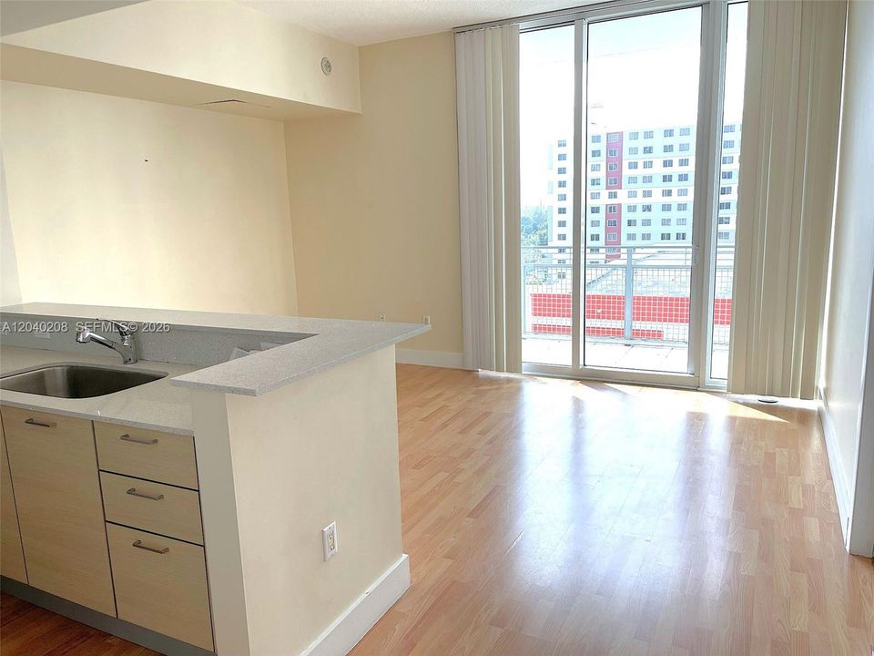For Sale: $315,000 (1 beds, 1 baths, 679 Square Feet)