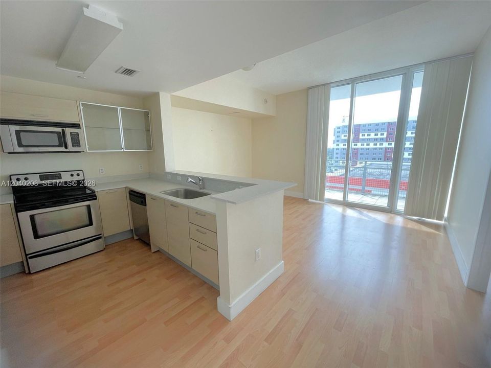 For Sale: $315,000 (1 beds, 1 baths, 679 Square Feet)