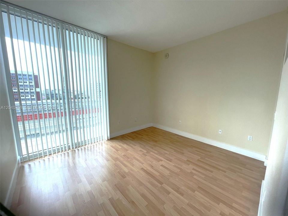 For Sale: $315,000 (1 beds, 1 baths, 679 Square Feet)