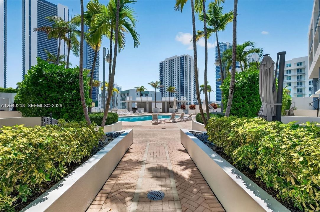 For Sale: $315,000 (1 beds, 1 baths, 679 Square Feet)