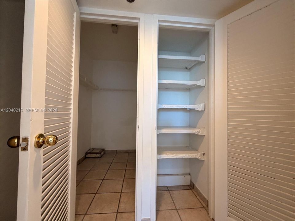 For Sale: $550,000 (1 beds, 1 baths, 835 Square Feet)