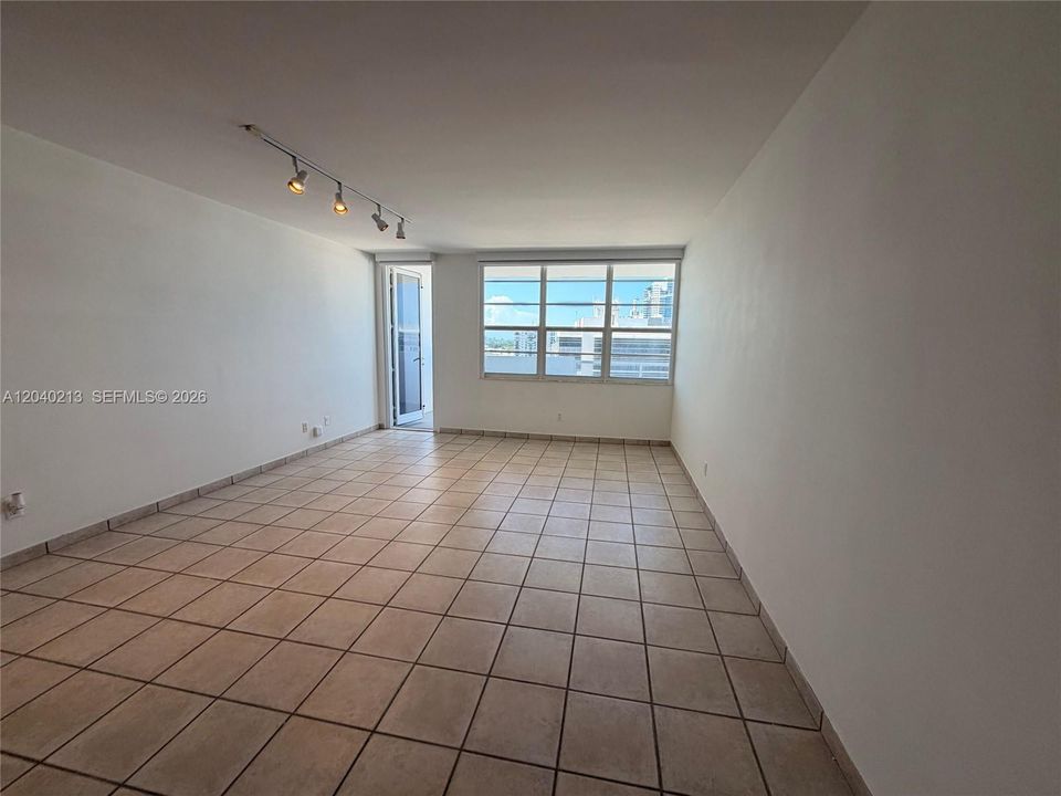 For Sale: $550,000 (1 beds, 1 baths, 835 Square Feet)