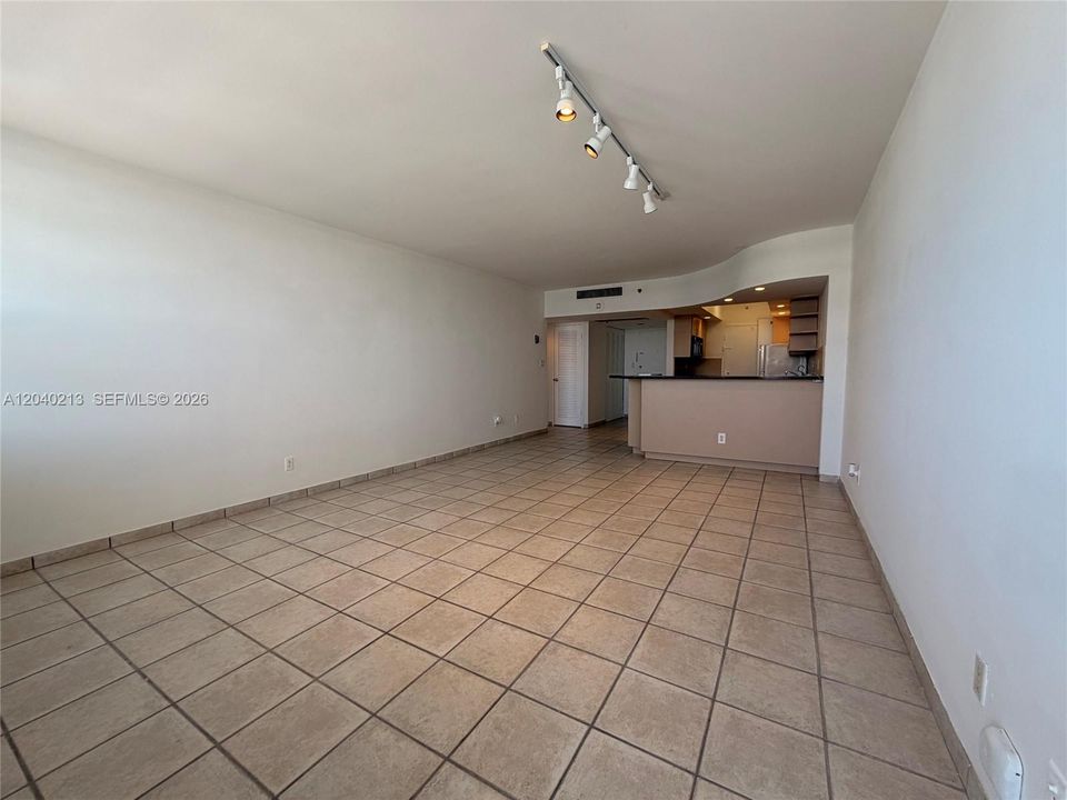 For Sale: $550,000 (1 beds, 1 baths, 835 Square Feet)