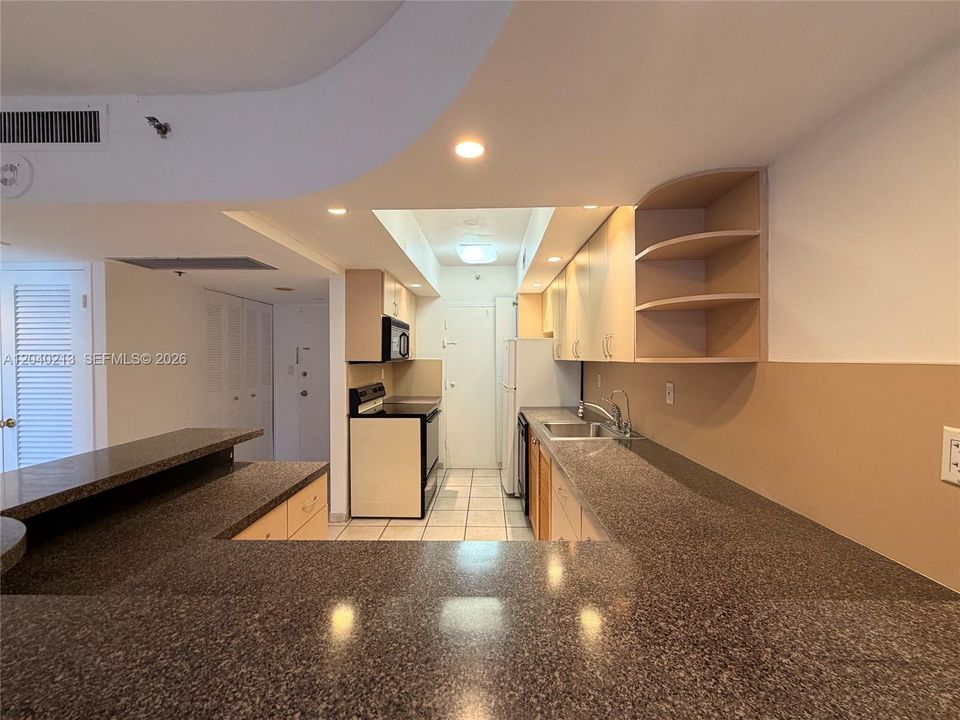 For Sale: $550,000 (1 beds, 1 baths, 835 Square Feet)