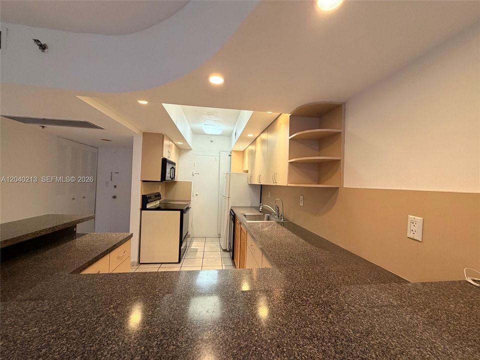 For Sale: $550,000 (1 beds, 1 baths, 835 Square Feet)