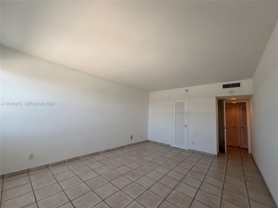 For Sale: $550,000 (1 beds, 1 baths, 835 Square Feet)