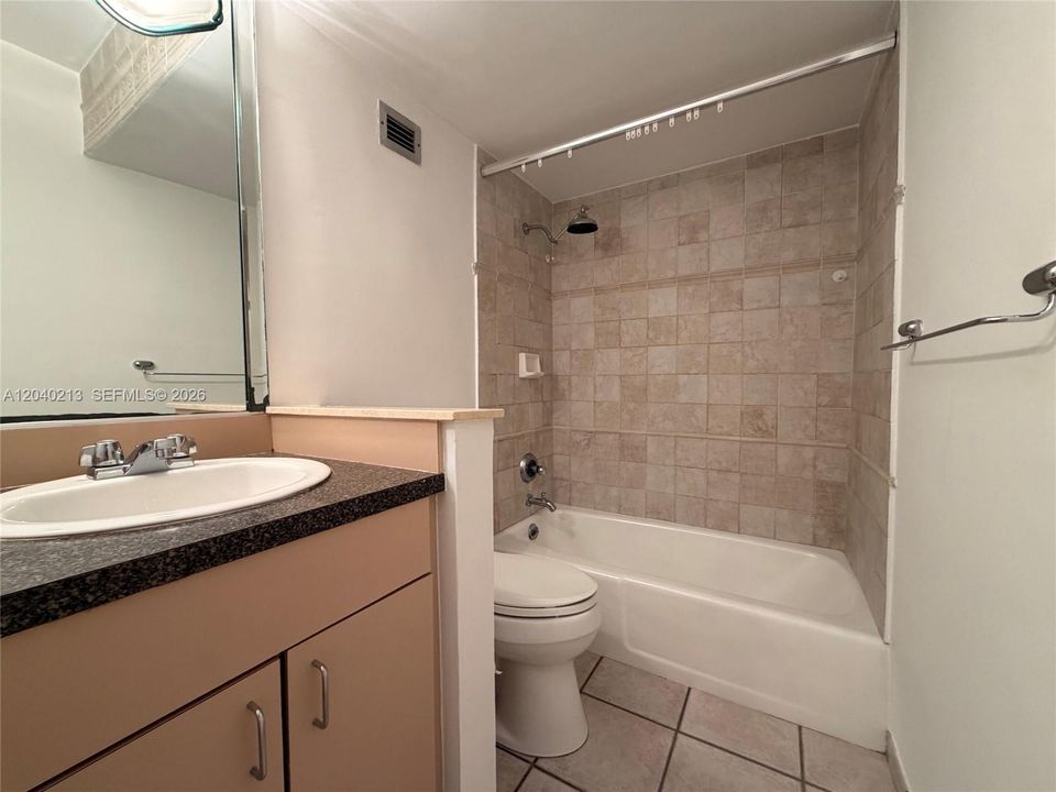 For Sale: $550,000 (1 beds, 1 baths, 835 Square Feet)
